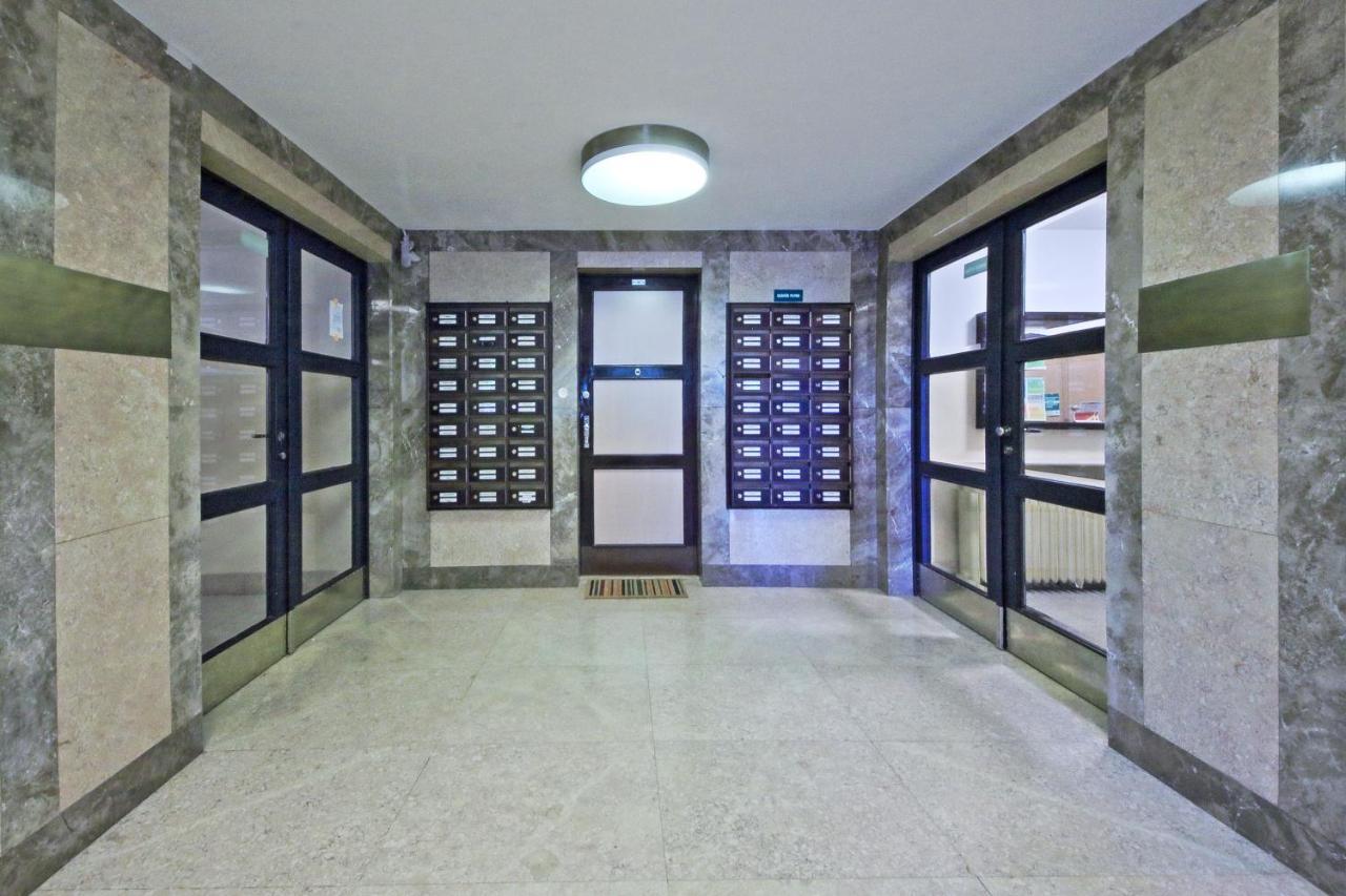 Lotus Apartment Прага Экстерьер фото