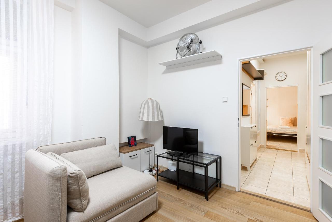 Lotus Apartment Прага Экстерьер фото