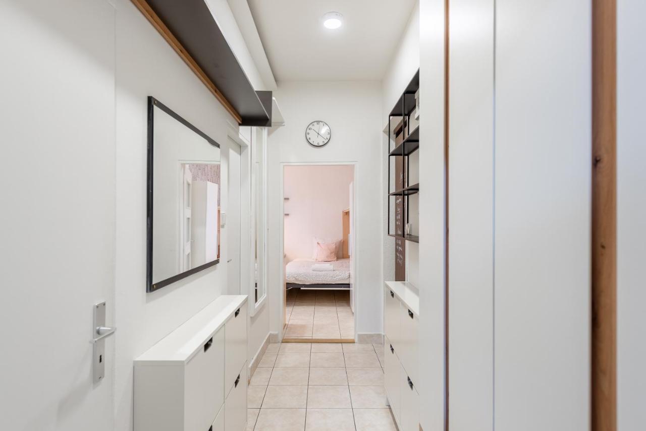 Lotus Apartment Прага Экстерьер фото